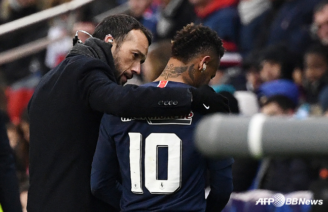 부상을 당해 경기장을 빠져나가는 네이마르(오른쪽). /AFPBBNews=뉴스1