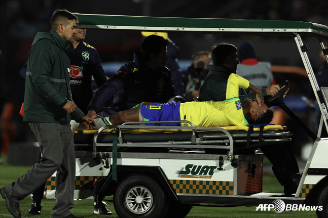 십자인대파열 부상을 당한 네이마르. /AFPBBNews=뉴스1