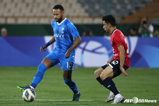 경기에 집중하는 네이마르(왼쪽). /AFPBBNews=뉴스1