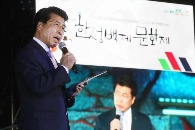 서강석 송파구청장이 23회 한성백제문화제 개막식에서 자작 주제시를 낭송하고 있다. 지난달 22일부터 24일까지 3일간 올림픽공원 평화의문 광장에서 열린 이번 문화제에는 약 30만명이 방문했다./사진제공=송파구청