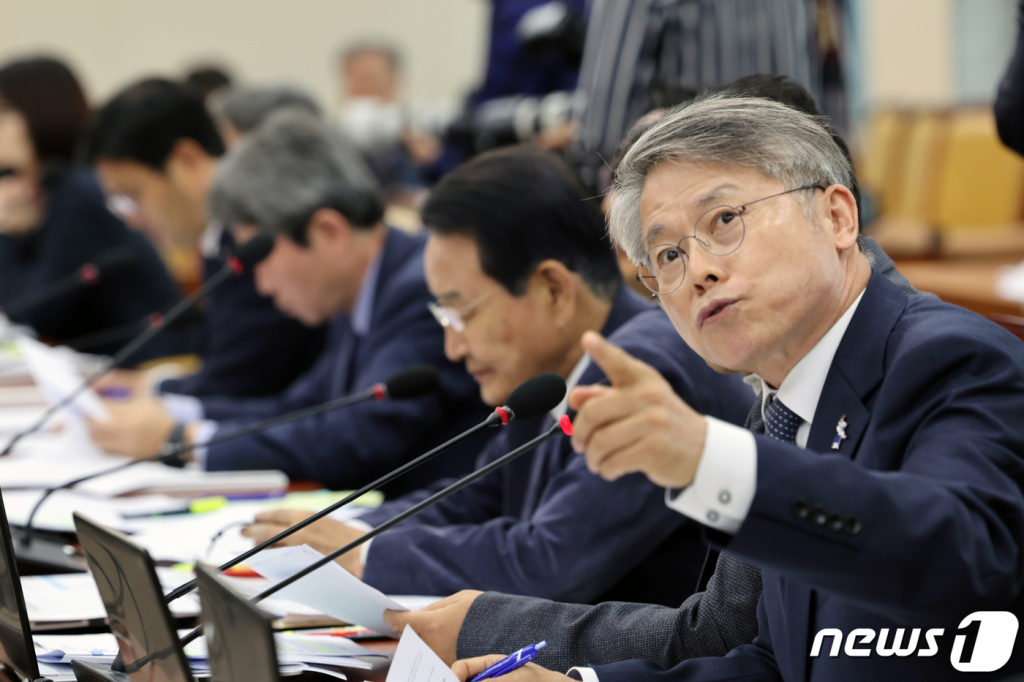 (서울=뉴스1) 황기선 기자 = 민형배 더불어민주당 의원이 19일 서울 여의도 국회에서 열린 과학기술정보방송통신위원회의 방송문화진흥회 등에 대한 국정감사에서 권태선 권태선 방송문화진흥회 이사장에게 질의하고 있다. 2023.10.19/뉴스1  Copyright ? 뉴스1. All rights reserved. 무단 전재 및 재배포,  AI학습 이용 금지.