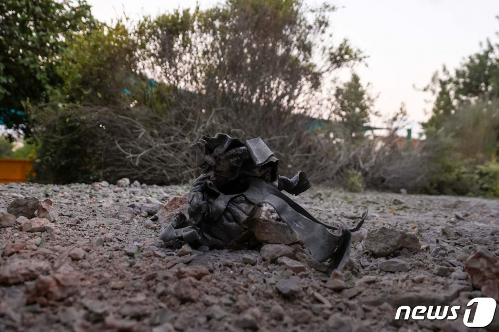 (키리야트 시모나 AFP=뉴스1) 우동명 기자 = 18일(현지시간) 레바논 접경의 이스라엘 키리야트 시모나에서 레바논 무장정파 헤즈볼라가 발사한 로켓의 잔해가 보인다. 2023.10.19  ⓒ AFP=뉴스1  Copyright ? 뉴스1. All rights reserved. 무단 전재 및 재배포,  AI학습 이용 금지.