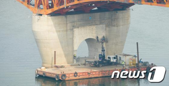 서울 성수대교에서 시 관계자들이 교각을 점검하고 있다. /사진=뉴스1 DB