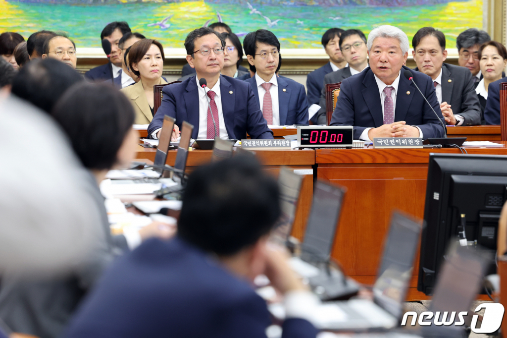김홍일 국민권익위원회 위원장이 19일 서울 여의도 국회에서 열린 정무위원회의 국민권익위원회·개인정보위원회에 대한 국정감사에서 의원 질의에 답하고 있다 /사진=뉴스1 