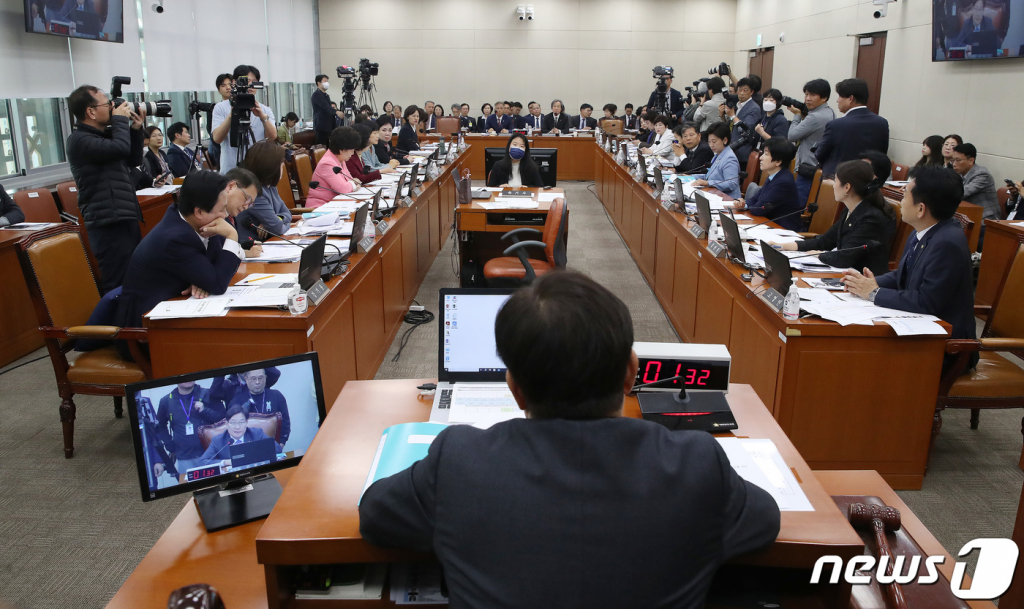 (서울=뉴스1) 임세영 기자 = 신동근 국회 복지위 위원장이 18일 오전 서울 여의도 국회에서 열린 보건복지위원회의 국민건강보험공단, 건강보험심사평가원에 대한 국정감사를 주재하고 있다. 2023.10.18/뉴스1  Copyright ? 뉴스1. All rights reserved. 무단 전재 및 재배포,  AI학습 이용 금지.