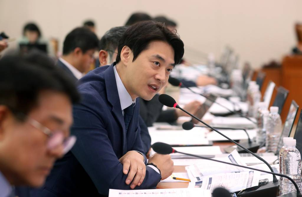 [서울=뉴시스] 조성봉 기자 = 한준호 더불어민주당 의원이 19일 오전 서울 여의도 국회에서 열린 국토교통위원회 국정감사에서 질의를 하고 있다. 2023.10.19.