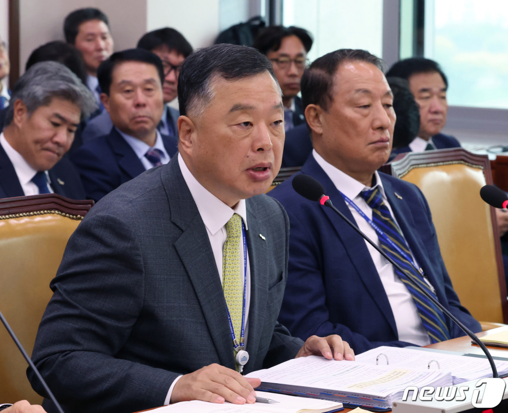(서울=뉴스1) 송원영 기자 = 유병태 주택도시보증공사 사장이 19일 서울 여의도 국회에서 열린 국토교통위원회의 한국부동산원, 주택도시보증공사 등에 대한 국정감사에서 의원들의 질의에 답변하고 있다. 2023.10.19/뉴스1  Copyright ? 뉴스1. All rights reserved. 무단 전재 및 재배포,  AI학습 이용 금지.