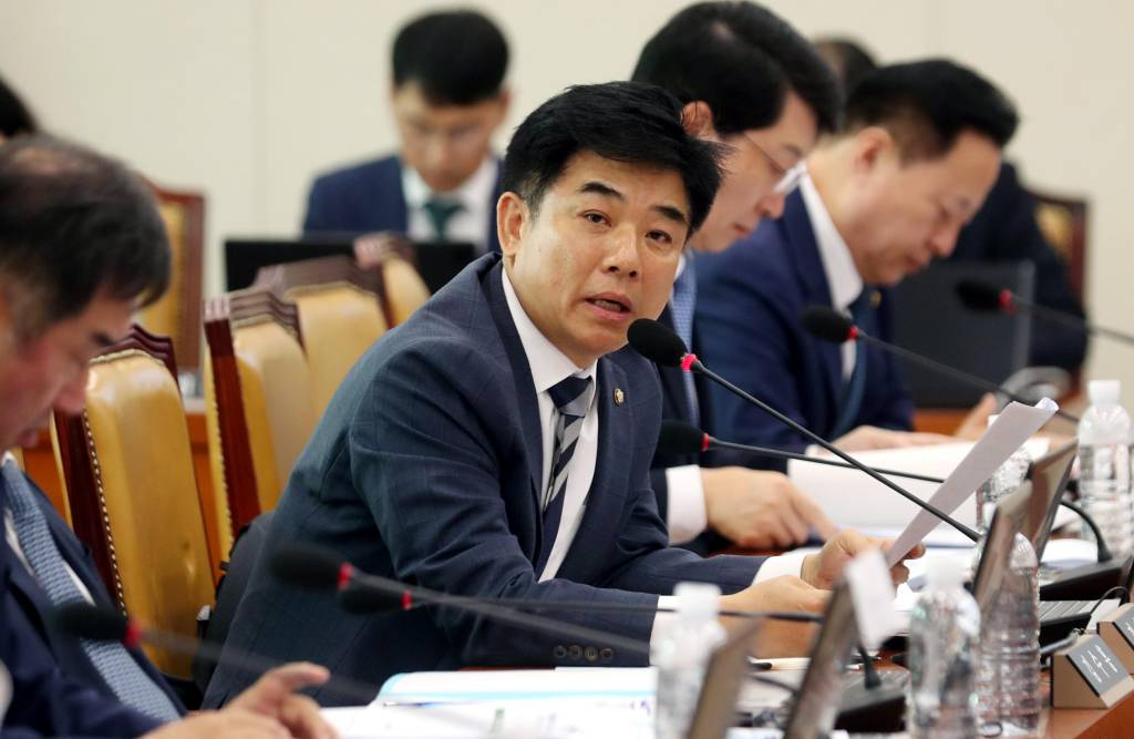 [서울=뉴시스] 조성봉 기자 = 김병욱 더불어민주당 의원이 19일 오후 서울 여의도 국회에서 열린 국토교통위원회의 주택도시보증공사 국정감사에서 질의를 하고 있다. 2023.10.19.