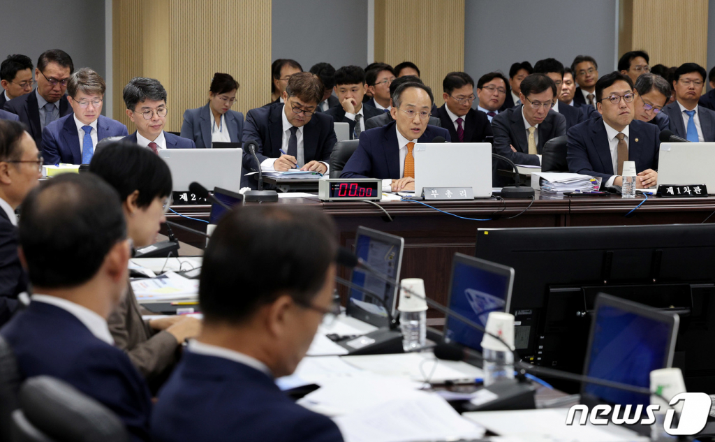 (세종=뉴스1) 장수영 기자 = 추경호 경제부총리 겸 기획재정부 장관이 19일 오전 정부세종청사 중앙동에서 열린 국회 기획재정위원회의 기재부에 대한 국정감사에서 의원 질의에 답변 하고 있다. 2023.10.19/뉴스1  Copyright ? 뉴스1. All rights reserved. 무단 전재 및 재배포,  AI학습 이용 금지.