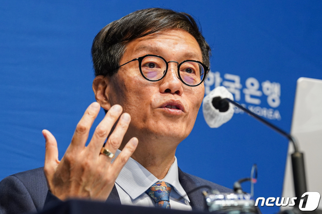 19일 서울 중구 한국은행에서 열린 10월 금융통화위원회 금리 결정에 관한 기자간담회에서 발언 중인 이창용 한국은행 총재. /사진=뉴스1.