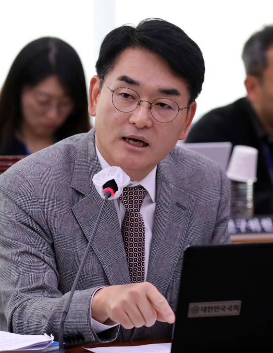 박용진 더불어민주당 의원이 20일 오전 서울 여의도 국회에서 열린 법제사법위원회 대전고등법원 등에 대한 국정감사에서 참고인 신분으로 출석한 '부산 돌려차기 사건' 피해자에게 질의하고 있다. 2023.10.20. /사진=뉴시스