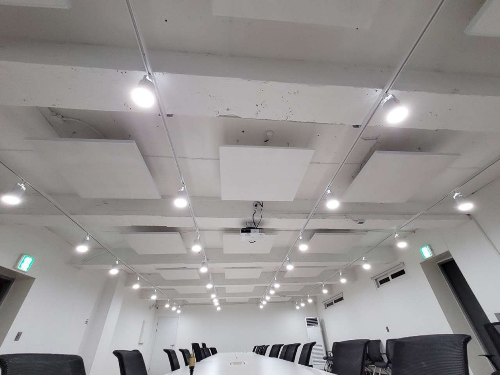 KCC의 흡음 천장재가 시공된 L모 건설 기술연구원 천장 모습. 하나의 큰 흡음 천장재로 천장을 덮은 것이 아니라 작은 천장재 여러개를 부분 시공했다. 소리가 천장재에도 흡수되고 천장재 사이 빈 공간으로도 빠져나가 흡음 효과가 더 크다./사진제공=KCC.
