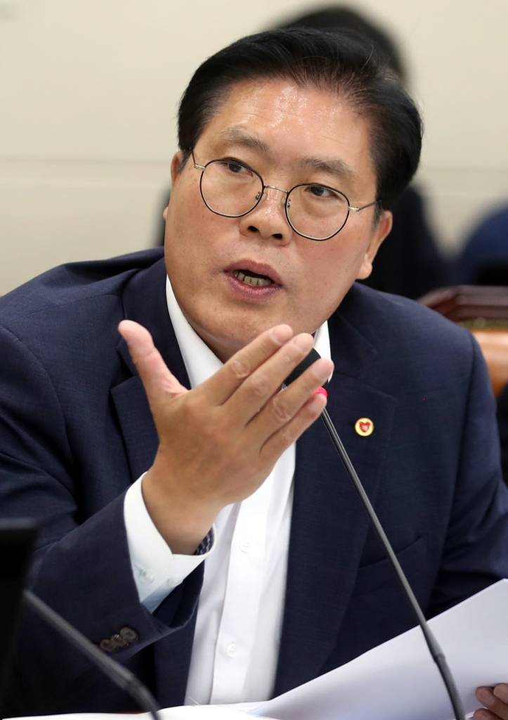 [서울=뉴시스] 조성봉 기자= 4일 오후 서울 여의도 국회에서 열린 국회 정무위원회 전체회의에서 송석준 국민의힘 의원이 발언을 하고 있다. 2023.09.04