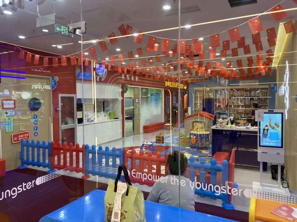 베이징 왕징 카이더몰 내 한 어린이 종합 체육 교육시설. 20일 오후 할머니를 따라 온 어린이 한 명에 두 사람의 강사가 달라붙어 수업을 진행하고 있었다./사진=우경희 기자