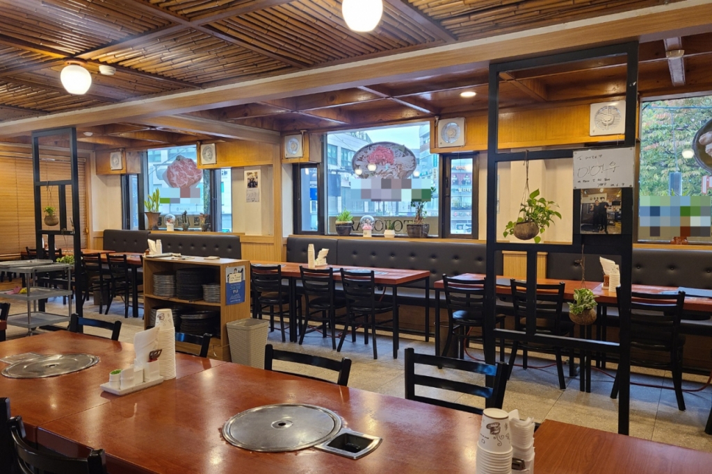 서울 성동구 한양대 인근에 있는 한 갈빗집. 시험기간 전후로 만석이던 예전과 달리 가게가 비어있다. /사진=천현정 기자