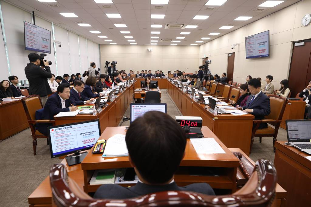 [서울=뉴시스] 조성봉 기자 = 20일 오전 서울 여의도 국회에서 열린 보건복지위원회의 국민연금공단 국정감사에서 신동근 위원장이 감사를 주재하고 있다. 2023.10.20.