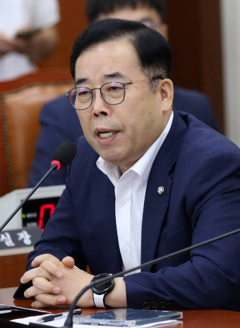 국회 과학기술정보방송통신위원회 소속 박성중 국민의힘 의원이 지난달 12일 오후 서울 여의도 국회에서 열린 과방위 전체회의에서 발언하고 있다. / 사진=뉴시스