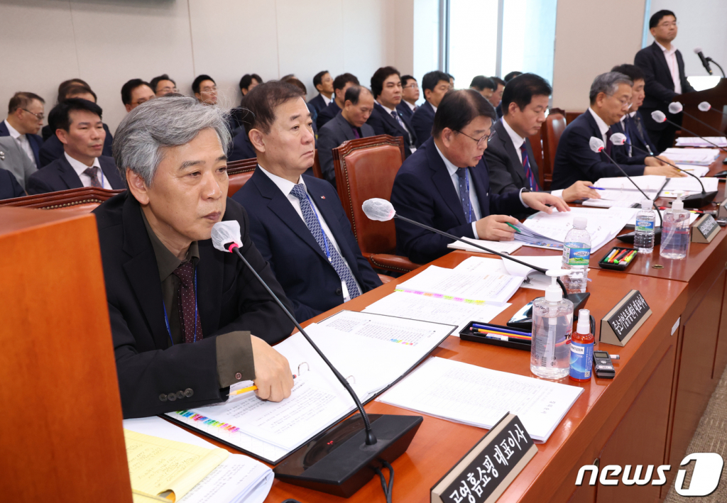 (서울=뉴스1) 송원영 기자 = 조성호 공영홈쇼핑 대표이사가 20일 서울 여의도 국회에서 열린 산업통상자원중소벤처기업위원회의 중소벤처기업진흥공단, 기술보증기금, 소상공인시장진흥공단 등에 대한 국정감사에서 의원들의 질의에 답변하고 있다. 2023.10.20/뉴스1  Copyright ? 뉴스1. All rights reserved. 무단 전재 및 재배포,  AI학습 이용 금지.