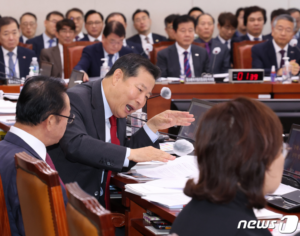 (서울=뉴스1) 송원영 기자 = 이철규 국민의힘 의원이 20일 서울 여의도 국회에서 열린 산업통상자원중소벤처기업위원회의 중소벤처기업진흥공단, 기술보증기금, 소상공인시장진흥공단 등에 대한 국정감사에서 민주당 의원들에게 항의하고 있다.   이날 열린 산자위 오전 국감은 이철규 국민의힘 의원의 유창오 공영홈쇼핑 감사에 대한 질의도중 이재명 대표의 대선후보 시절 특보 이력 관련 언급에 여야 의원들의 언성이 높아지며 파행됐다. 2023.10.20/뉴스1  Copyright ? 뉴스1. All rights reserved. 무단 전재 및 재배포,  AI학습 이용 금지.