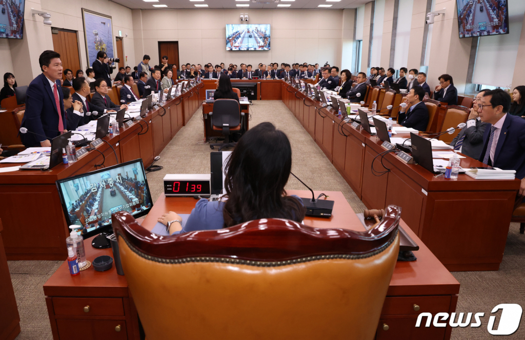 (서울=뉴스1) 송원영 기자 = 김한정 더불어민주당 의원과 이철규 국민의힘 의원 등 여야 의원들이 20일 서울 여의도 국회에서 열린 산업통상자원중소벤처기업위원회의 중소벤처기업진흥공단, 기술보증기금, 소상공인시장진흥공단 등에 대한 국정감사에서 언성을 높이며 대립하고 있다.   이날 열린 산자위 오전 국감은 이철규 국민의힘 의원의 유창오 공영홈쇼핑 감사에 대한 질의도중 이재명 대표의 대선후보 시절 특보 이력 관련 언급에 여야 의원들의 언성이 높아지며 파행됐다. 2023.10.20/뉴스1  Copyright ? 뉴스1. All rights reserved. 무단 전재 및 재배포,  AI학습 이용 금지.