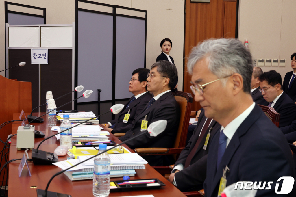 '부산 돌려차기' 피해자가 20일 서울 여의도 국회에서 열린 법제사법위원회의 대전고등법원 등에 대한 국정감사에 참고인으로 출석, 비공개 증언을 하고 있다. 2023.10.20/사진=뉴스1  