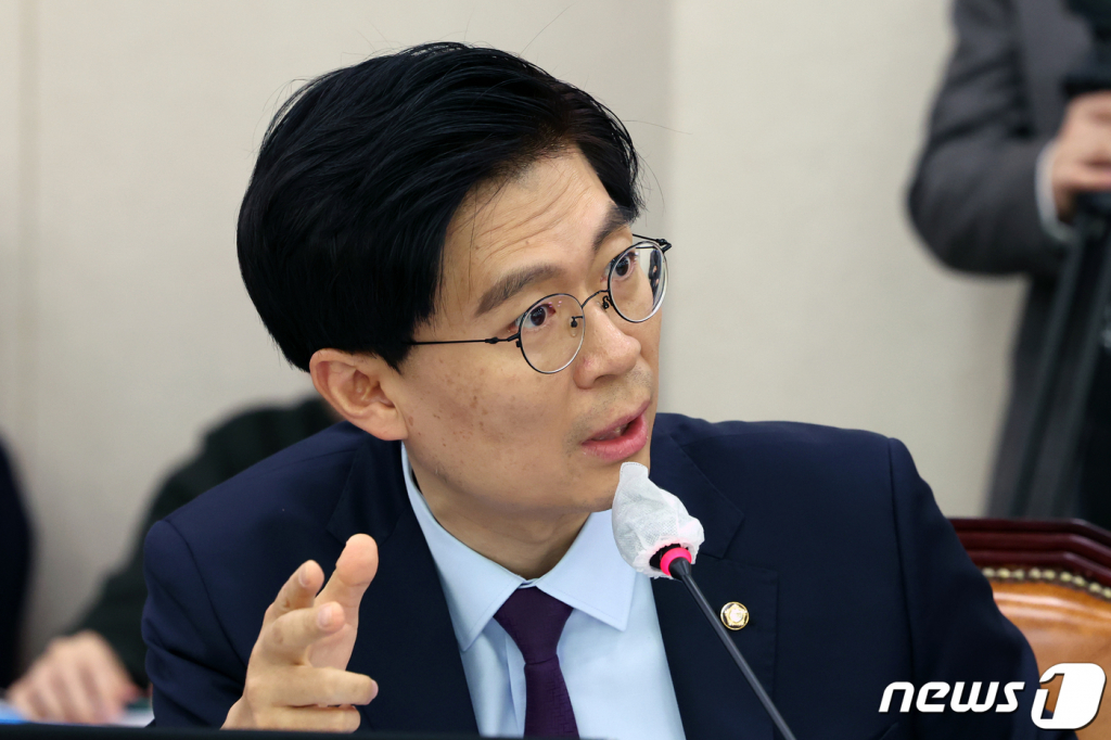 조정훈 시대전환 의원이 20일 서울 여의도 국회에서 열린 법제사법위원회의 대전고등법원 등에 대한 국정감사에서 참고인으로 출석한 '부산 돌려차기' 피해자에게 사건 관련 질의를 하고 있다. 2023.10.20/사진=뉴스1 