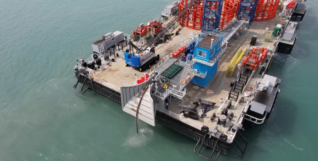 LS마린솔루션이 보유한 포설선 GL2030이 작업을 하고 있는 모습./사진=LS전선