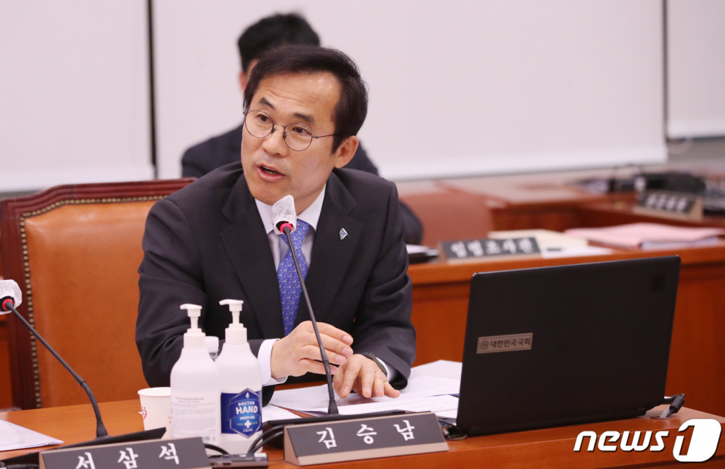 (서울=뉴스1) 임세영 기자 = 김승남 국회 농림축산해양식품해양수산위원회 더불어민주당 간사가 3일 오전 서울 여의도 국회에서 열린 농림축산식품해양수산위원회 전체회의에서 발언을 하고 있다. 2023.4.3/뉴스1 Copyright ? 뉴스1. All rights reserved. 무단 전재 및 재배포 금지.