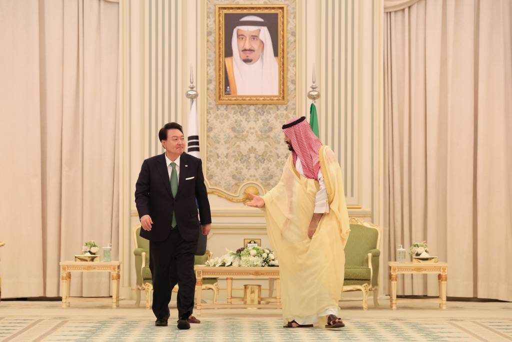 [리야드=뉴시스] 전신 기자 = 사우디아라비아를 국빈 방문 중인 윤석열 대통령이 22일(현지시간) 리야드 야마마궁에서 열린 한-사우디 협정 및 MOU 서명식을 마친 뒤 무함마드 빈 살만 빈 압둘아지즈 알 사우드 왕세자 겸 총리와 함께 이동하고 있다. (공동취재) 2023.10.23.