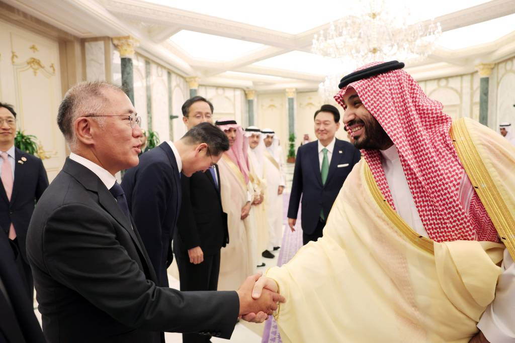 [리야드=뉴시스] 전신 기자 = 정의선 현대차그룹 회장이 22일(현지시간) 리야드 야마마궁에서 윤석열 대통령과 확대회담을 마치고 오찬장으로 향하는 무함마드 빈 살만 빈 압둘아지즈 알 사우드 왕세자 겸 총리와 인사하고 있다. (공동취재) 2023.10.23.