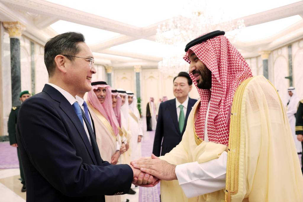 [리야드=뉴시스] 전신 기자 = 이재용 삼성전자 회장이 22일(현지시간) 리야드 야마마궁에서 윤석열 대통령과 확대회담을 마치고 오찬장으로 향하는 무함마드 빈 살만 빈 압둘아지즈 알 사우드 왕세자 겸 총리와 인사하고 있다. (공동취재) 2023.10.23.