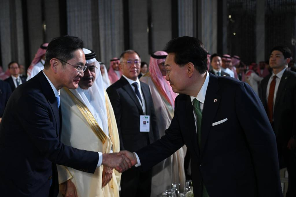 [리야드=뉴시스] 전신 기자 = 사우디아라비아를 국빈 방문 중인 윤석열 대통령이 22일(현지시간) 리야드 한 호텔에서 열린 한-사우디 투자 포럼에서 이재용 삼성전자 회장과 인사하고 있다. 2023.10.23.