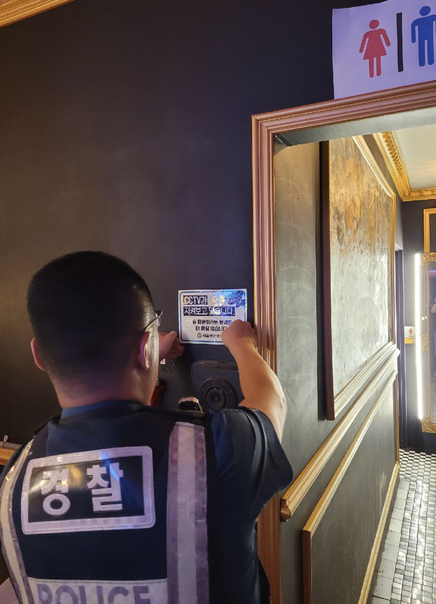 지난 6월17일 서울 광진구 건대 먹자골목의 한 업소에 경찰이 경고 스티커를 부착하는 모습/사진제공=서울 광진경찰서 