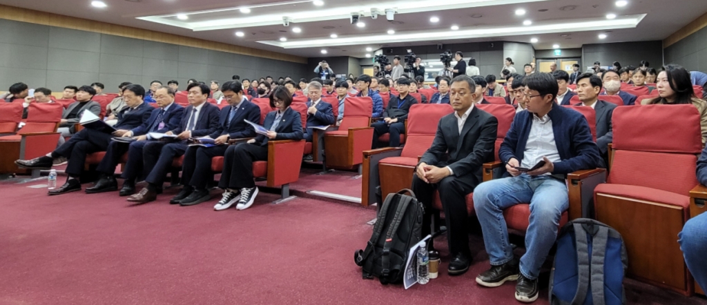 조승래 민주당 의원을 비롯해 야당 의원들이 개최한 '제대로된 우주정책 전담기관 설립을 위한 토론회'에 연구진 80여명을 포함해 100여명이 모였다. / 사진=김인한 기자 