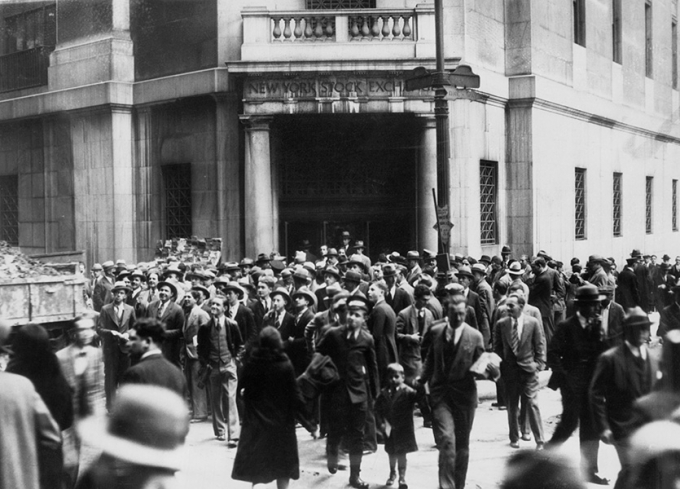 1929년 대폭락 이후 뉴욕 증권거래소 앞에 투자자들이 모인 모습. /사진제공=Federal Reserve History