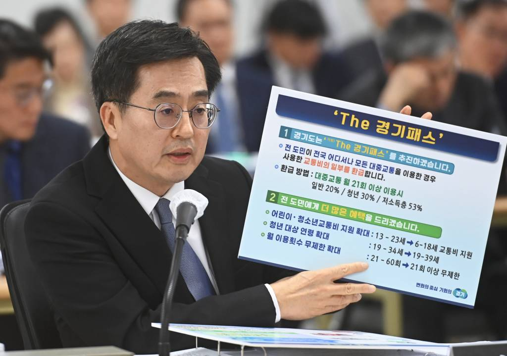 [수원=뉴시스] 김종택기자 = 김동연 경기도지사가 23일 경기도 수원시 영통구 경기도청에서 열린 국회 국토교통위원회의 경기도에 대한 국정감사에서 경기패스 관련 질의에 답변하고 있다. 2023.10.23.