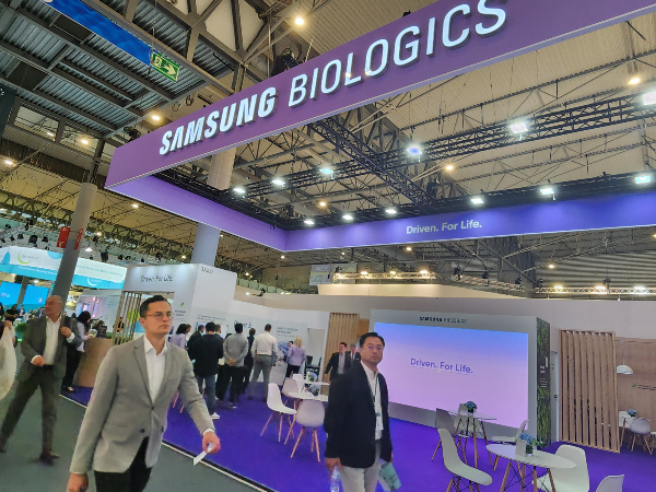 24일(현지시간) 9시 스페인 바르셀로나  피라 그란비아 컨벤션센터에서  CPHI가 개막한 직후 삼성바이오로직스 부스 /사진=박미리 기자