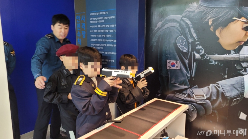 23일 오후 4시쯤 서울 동작경찰서 상도2치안센터에 설치된 청소년경찰학교. 인근 보육원 '서울성로원' 아이들이 경찰 제복을 입고 사격 체험을 하고 있는 모습./사진=김도균 기자