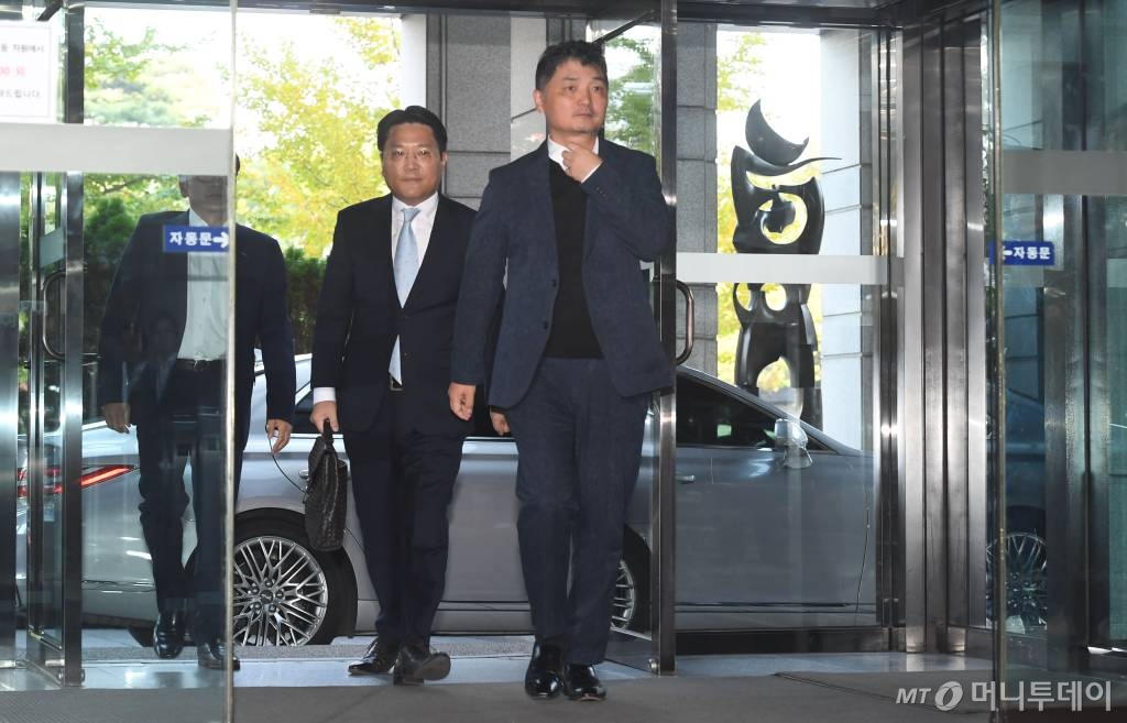 김범수 카카오 미래이니셔티브센터장이 23일 오전 서울 영등포구 여의도동 금융감독원에 SM엔터테인먼트 주가 시세 조종 의혹과 관련해 조사를 받기 위해 출석하고 있다. 카카오는 지난 2월 하이브와의 SM 경영권 인수 경쟁 당시 2400억원을 들여 SM 주가를 의도적으로 끌어 올렸다는 의혹을 받고 있다. /사진=머니S 장동규 기자