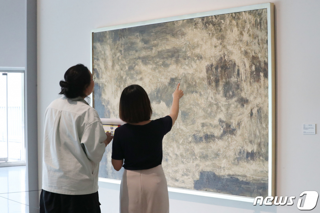 (안산=뉴스1) 김영운 기자 = 이건희컬렉션을 중심으로 한 한국근현대미술 특별전 ‘사계’의 전시 개최 하루 전인 7일 오후 경기 안산시 단원구 경기도미술관에서 관계자들이 막바지 전시 준비 작업을 마치고 전시장을 둘러보고 있다.   경기도미술관은 오는 8일부터 8월20일까지 이건희컬렉션을 중심으로 한 한국근현대미술 특별전 ‘사계’를 개최하며 국립현대미술관 ‘이건희 컬렉션’ 소장품 외 한국근현대미술의 수작을 망라해 구성됐으며, 김환기, 박수근, 이중섭, 장욱진 등 작가 41명의 작품 90점을 선보인다. 2023.6.7/뉴스1  Copyright ? 뉴스1. All rights reserved. 무단 전재 및 재배포 금지.