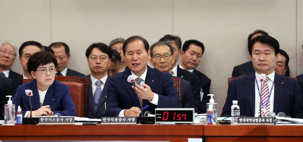 [서울=뉴시스] 이영환 기자 = 김동섭 한국석유공사 사장이 24일 오전 서울 여의도 국회에서 열린 산업통상자원중소벤처기업위원회 국정감사에서 의원들의 질의에 답하고 있다. 왼쪽부터 최연혜 한국가스공사 사장, 김 사장, 정용기 한국지역난방공사 사장. 2023.10.24.