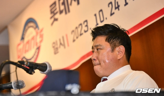 김태형 롯데 자이언츠 신임 감독이 24일 열린 제21대 롯데 감독 취임식에 참석해 취임일성을 밝히고 있다.