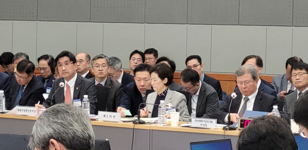 조성경 과학기술정보통신부 1차관(가운데)이 과기정통부 직원으로부터 메모를 전달받고 있다. / 사진=김인한 기자