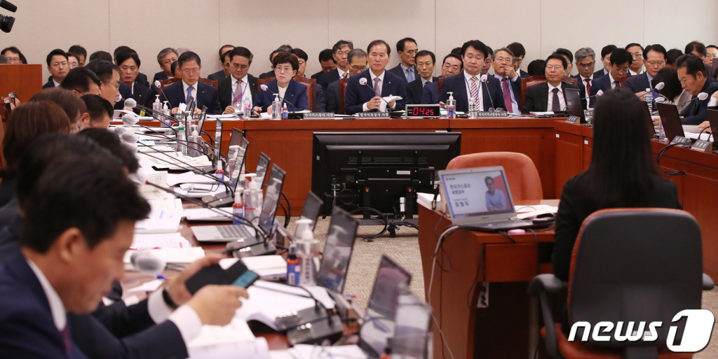 (서울=뉴스1) 임세영 기자 = 최연혜 한국가스공사 사장, 김동섭 한국석유공사 사장 등이 24일 오전 서울 여의도 국회에서 열린 산업통상자원중소벤처기업위원회의 한국석유공사, 한국가스공사, 한국에너지공단 등에 대한 국정감사에서 의원들의 질의를 경청하고 있다. 2023.10.24/뉴스1  Copyright ? 뉴스1. All rights reserved. 무단 전재 및 재배포,  AI학습 이용 금지.