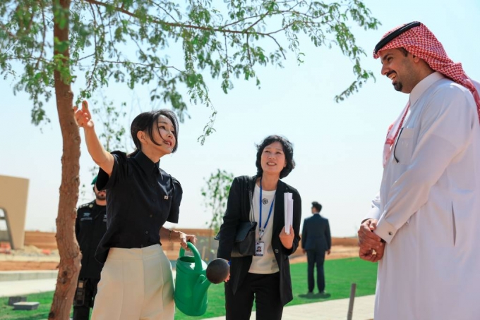[리야드=뉴시스] 전신 기자 = 윤석열 대통령 부인 김건희 여사가 23일(현지시간) '그린 리야드 프로젝트' 현장인 리야드 사이언스파크 부지를 방문해 한-사우디 수교 61주년 기념 식수를 마친 뒤 나뭇잎을 만지고 있다. (공동취재) 2023.10.24.