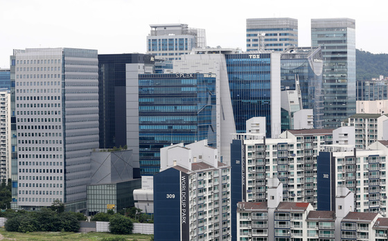 (서울=뉴스1) 이동해 기자 =사진은 21일 서울 마포구 공공 임대 기관 에스플렉스를 비롯한 상암동 오피스텔이 위치한 모습. 2022.7.21/뉴스1  