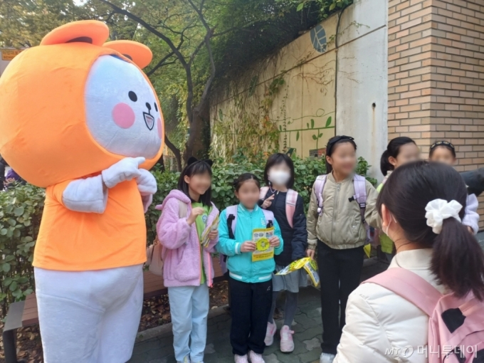 서울시교육청 마스코트 '센몽이' 옆에서 사진을 찍는 아이들/사진=오석진기자