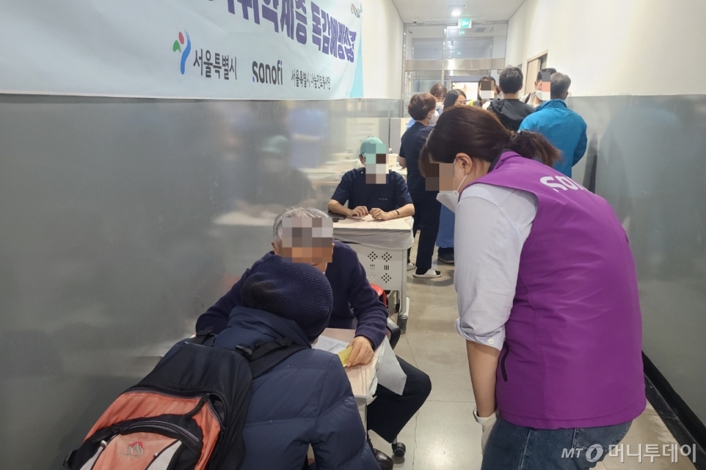 26일 서울 용산구 다시서기종합지원센터에서 노숙인·쪽방 주민 대상 무료 독감 예방접종이 진행되고 있다./사진=천현정 기자