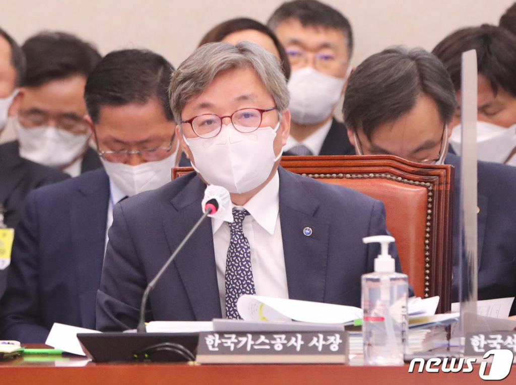 (서울=뉴스1) 허경 기자 = 채희봉 한국가스공사 사장이 20일 서울 여의도 국회에서 열린  정무위원회의 예금보험공사, 한국산업은행, 중소기업은행, 서민금융진흥원 등에 대한 국정감사에서 의원들의 질의에 답하고 있다. 2022.10.20/뉴스1  Copyright ? 뉴스1. All rights reserved. 무단 전재 및 재배포 금지.