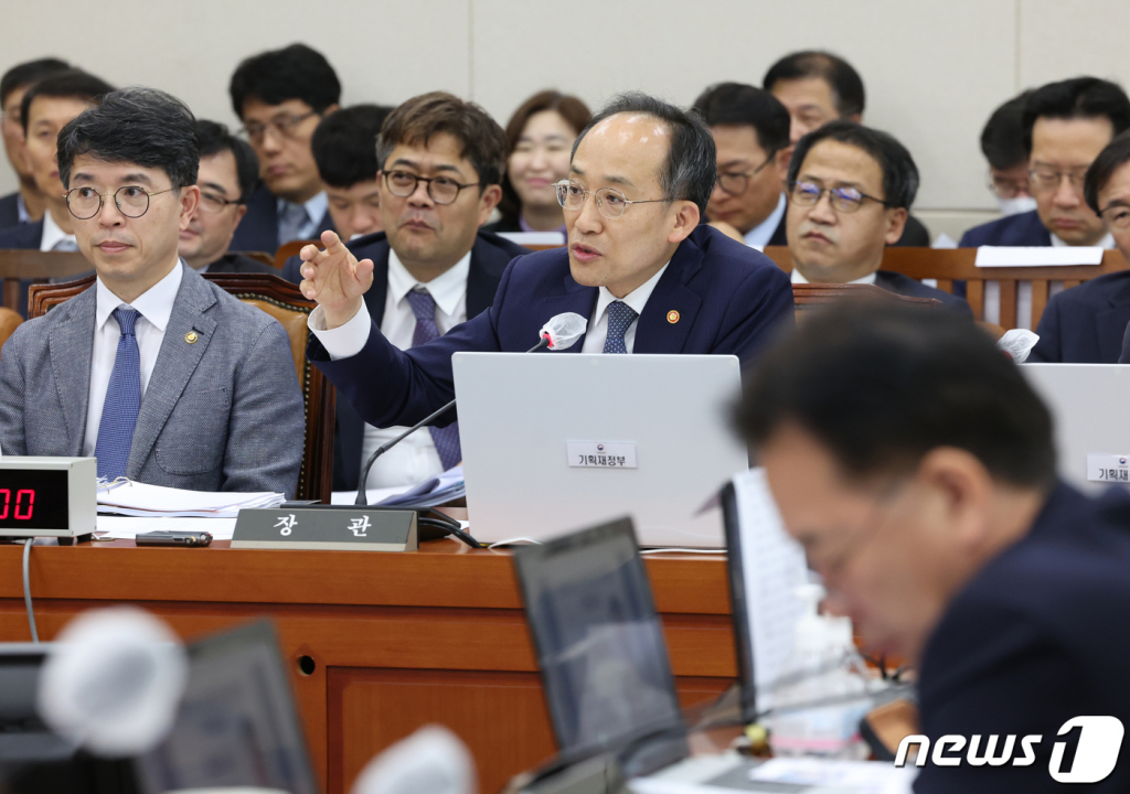 (서울=뉴스1) 송원영 기자 = 추경호 경제부총리 겸 기획재정부 장관이 26일 서울 여의도 국회에서 열린 기획재정위원회의 기획재정부, 국세청, 관세청 등에 대한 종합감사에서 의원들의 질의에 답변하고 있다. 2023.10.26/뉴스1  Copyright ? 뉴스1. All rights reserved. 무단 전재 및 재배포,  AI학습 이용 금지.